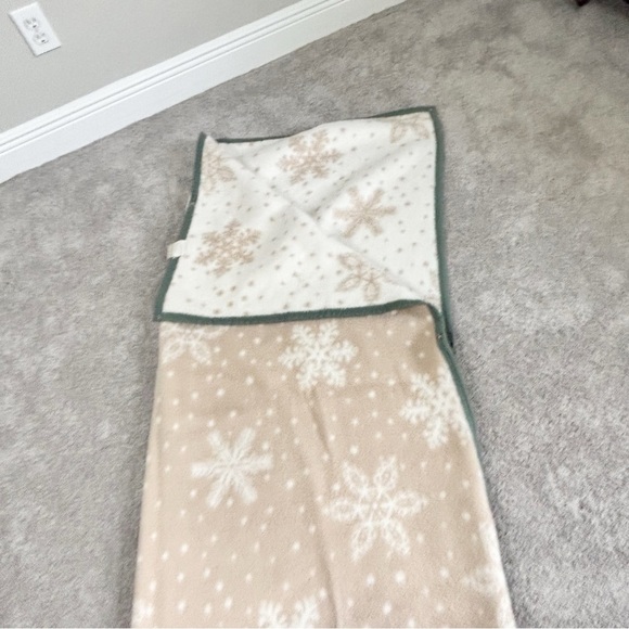 Vtg BIEDERLACK Green Beige Snowflake Cuddle Wrap Blanket Snap Zip Up 52” X 66” - Picture 3 of 5